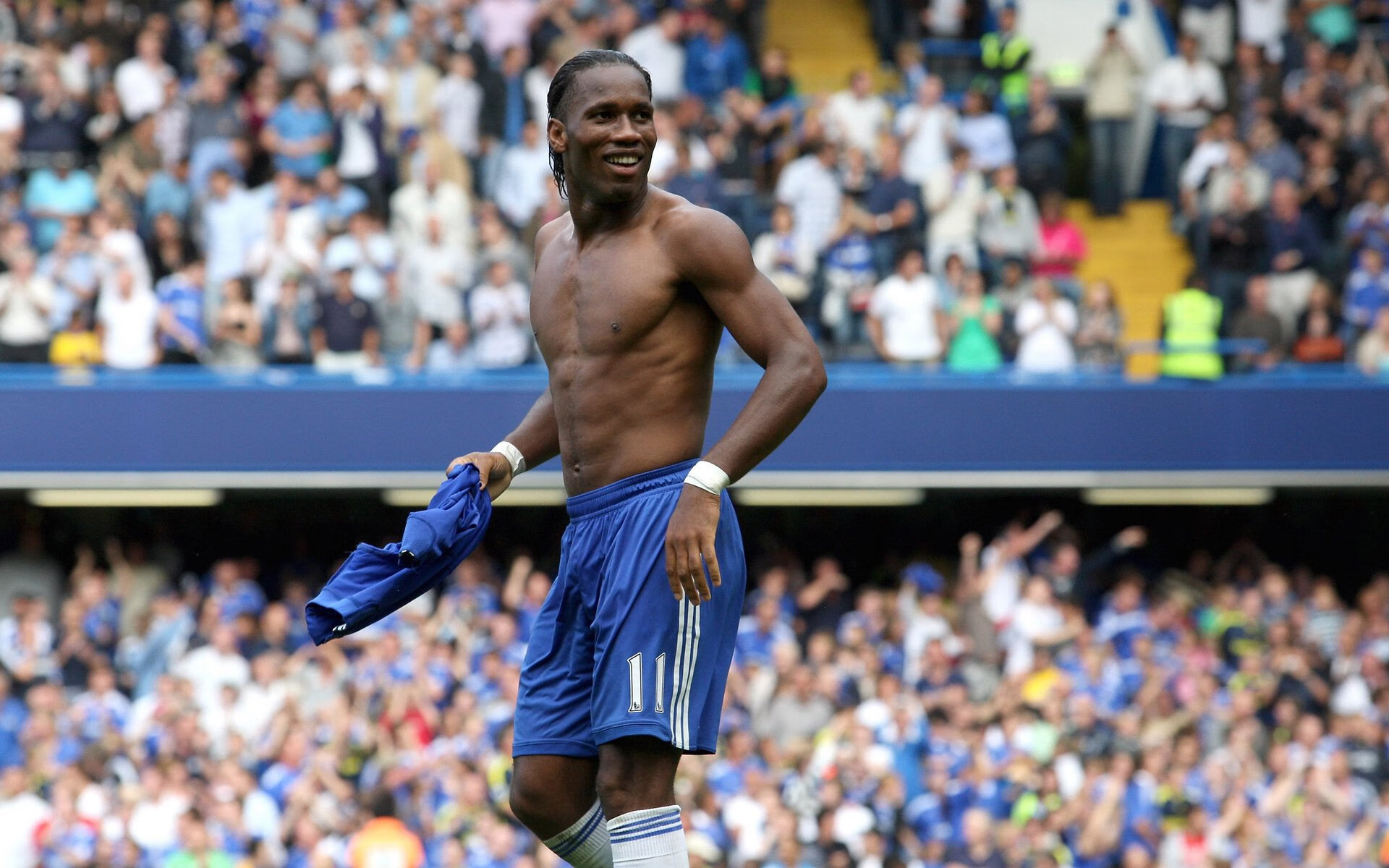 绿茵场上的碾压与羽球场上的点燃，体育精神的两种极致表达